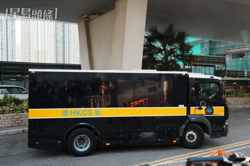 囚車到法院。汪旭峰攝 囚車到法院。汪旭峰攝