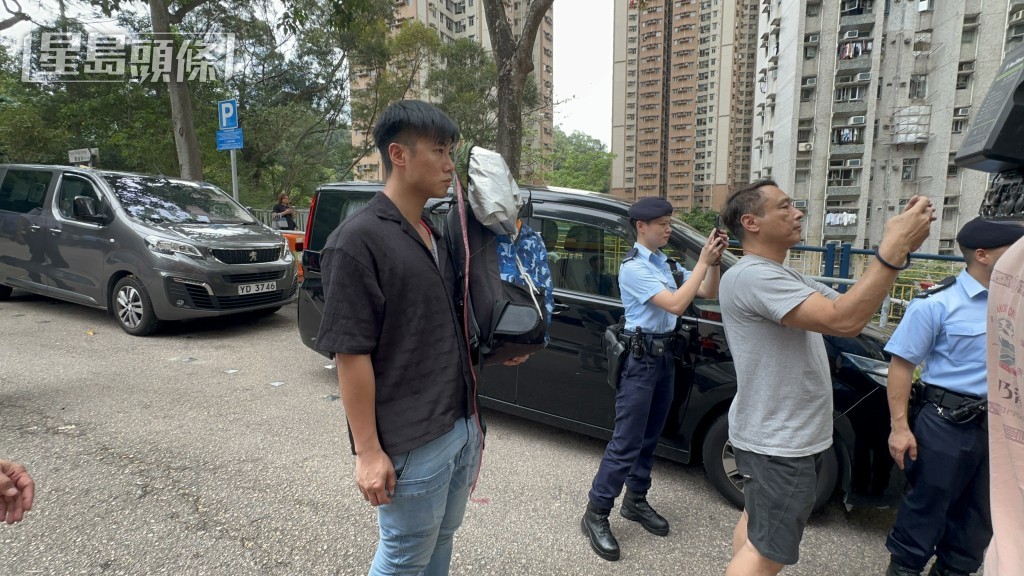 探員檢獲女傷者的背囊(左)。 探員檢獲女傷者的背囊(左)。