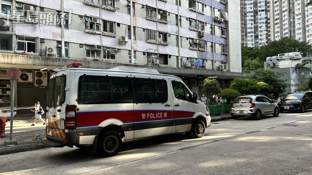 警員調查案件。 警員調查案件。