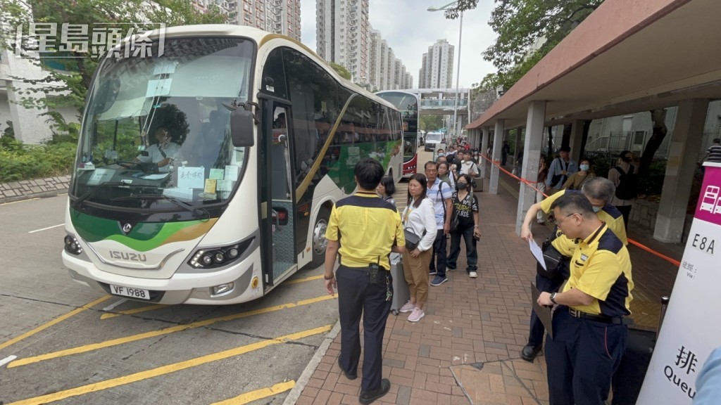 港鐵提供免費接駁巴士接載乘客。楊偉亨攝 港鐵提供免費接駁巴士接載乘客。楊偉亨攝