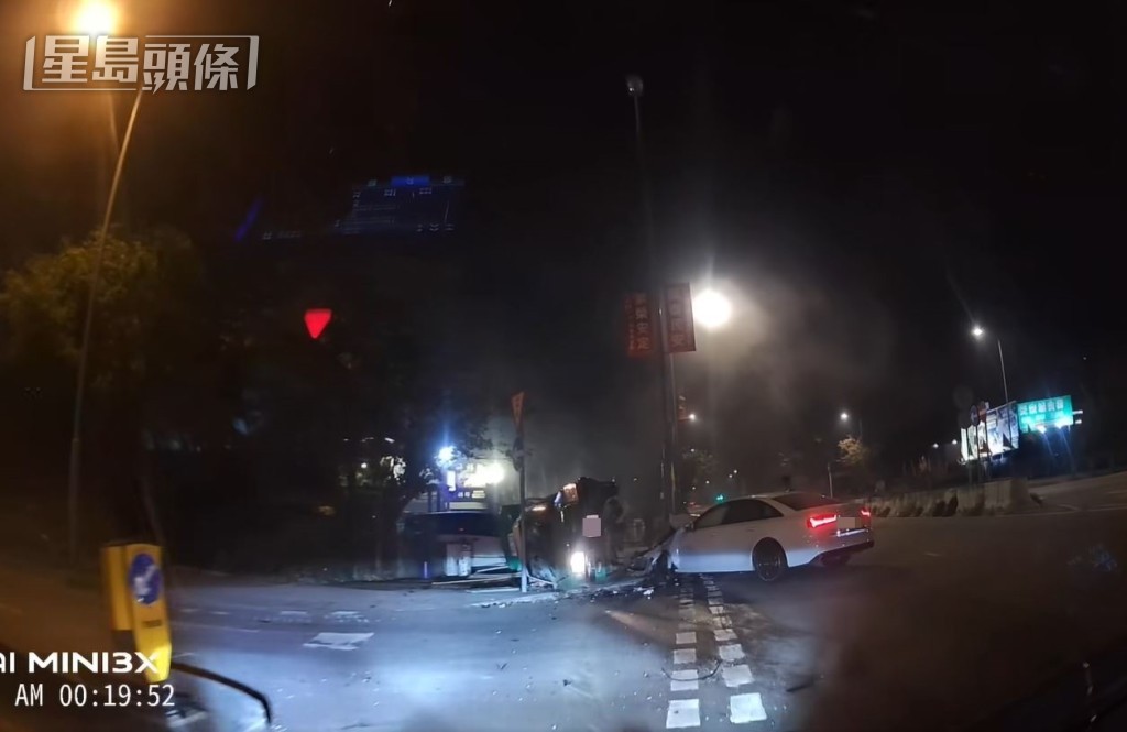 尾随驶至的车辆司机见发生如此严重的车祸，不禁譁然。fb车cam L（香港群组）影片截图