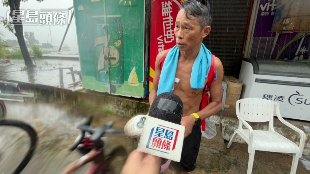 参赛者张先生指进行自行车比赛时才下雨。 参赛者张先生指进行自行车比赛时才下雨。