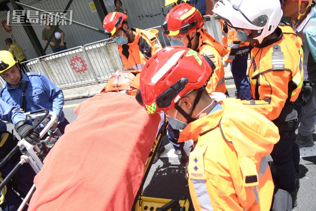 救護員將工人送院治理。