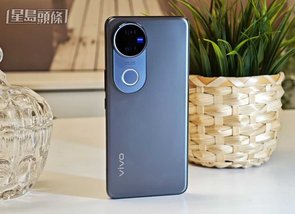 V50機背設有50MP蔡司雙鏡及AI柔光環。