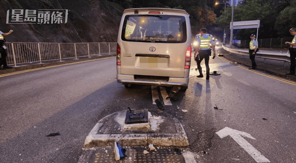 安全島上的指示燈箱則全部被「掃低」，一片狼籍，當中遺下一隻男性波鞋，料屬傷者所有。黎志偉攝