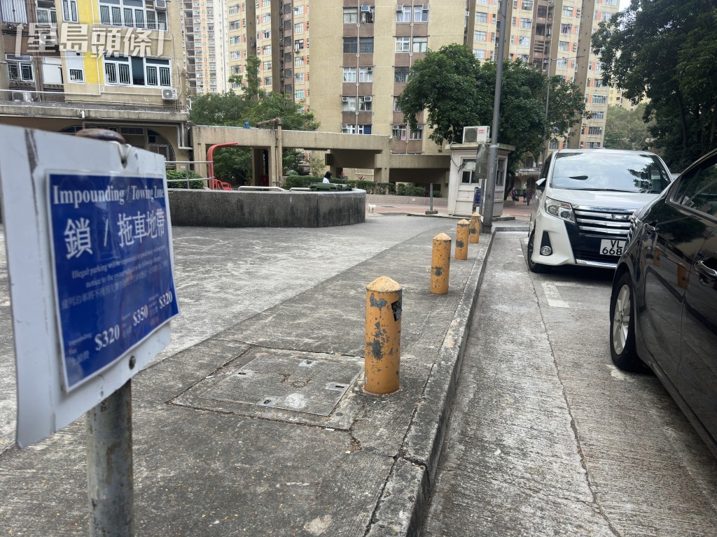 案發現場樹立告示牌，列明是鎖車地帶。梁國峰攝