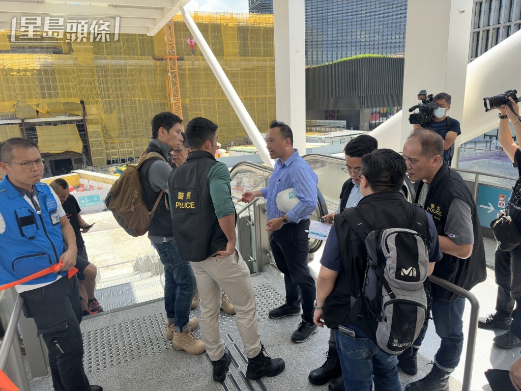 油尖重案組探員到場調查。梁國峰攝 油尖重案組探員到場調查。梁國峰攝