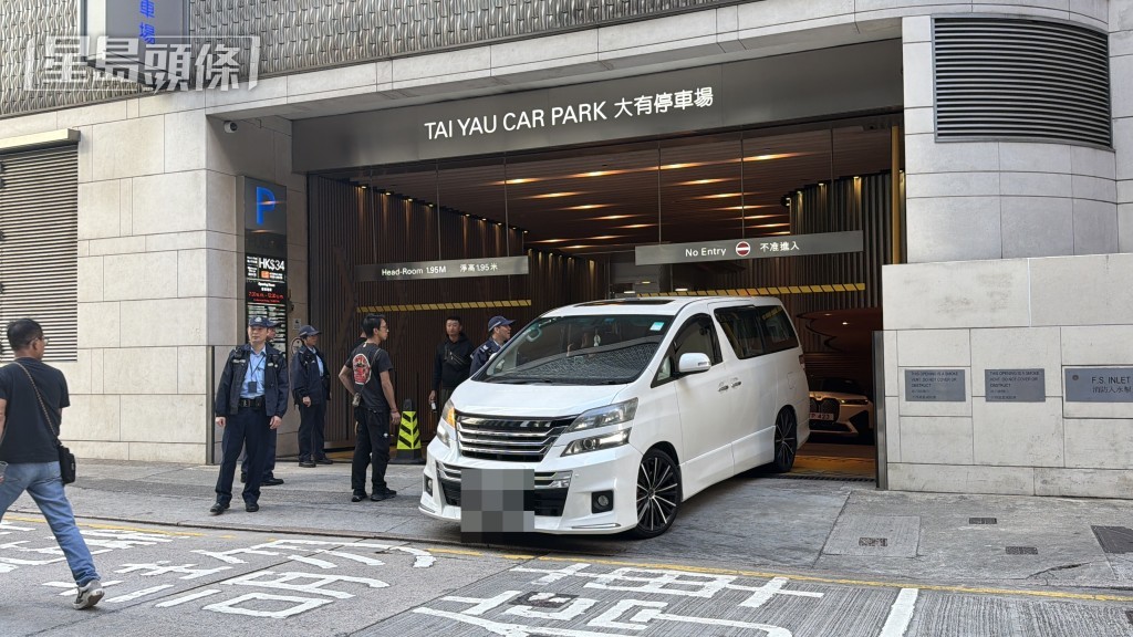 七人車出閘準備離開時，車主聲稱「無電」，導致尾隨的多輛車亦無法出閘。