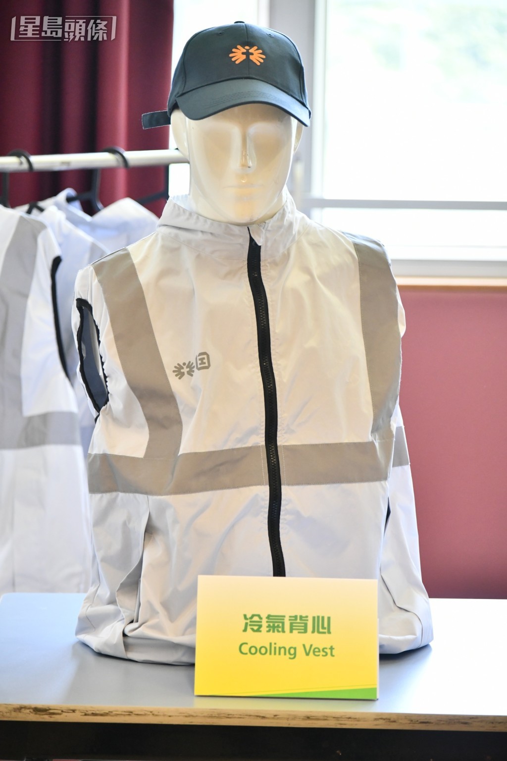 當局已購入約2000件「冷氣背心」。盧江球攝 當局已購入約2000件「冷氣背心」。盧江球攝
