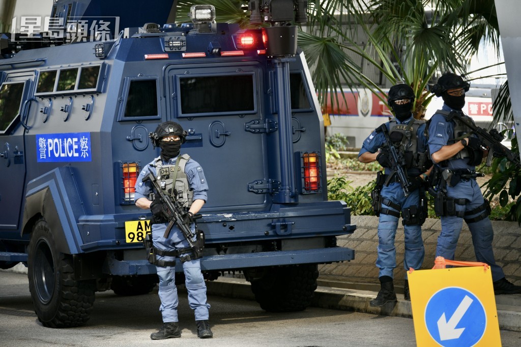 警方在法院外佈防。盧江球攝 警方在法院外佈防。盧江球攝