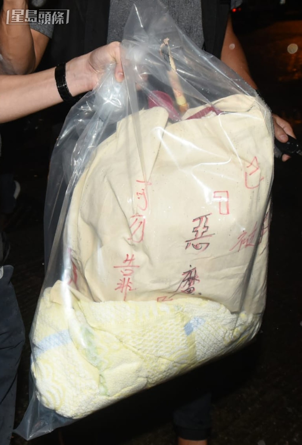 布袋上寫有「我已被惡魔…」字句。資料圖片 布袋上寫有「我已被惡魔…」字句。資料圖片