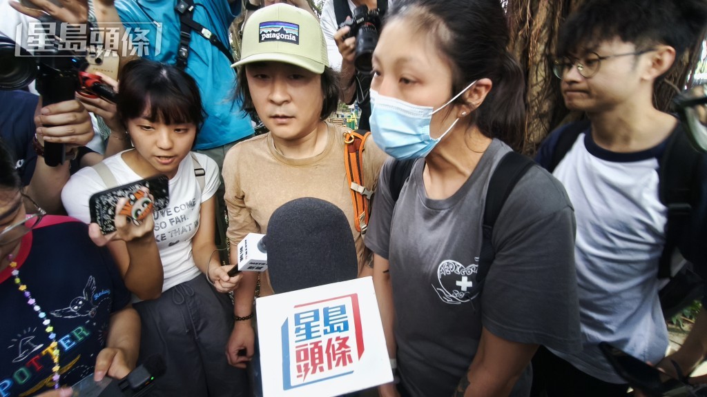 陳太講到當日逃生經過，心情激動。