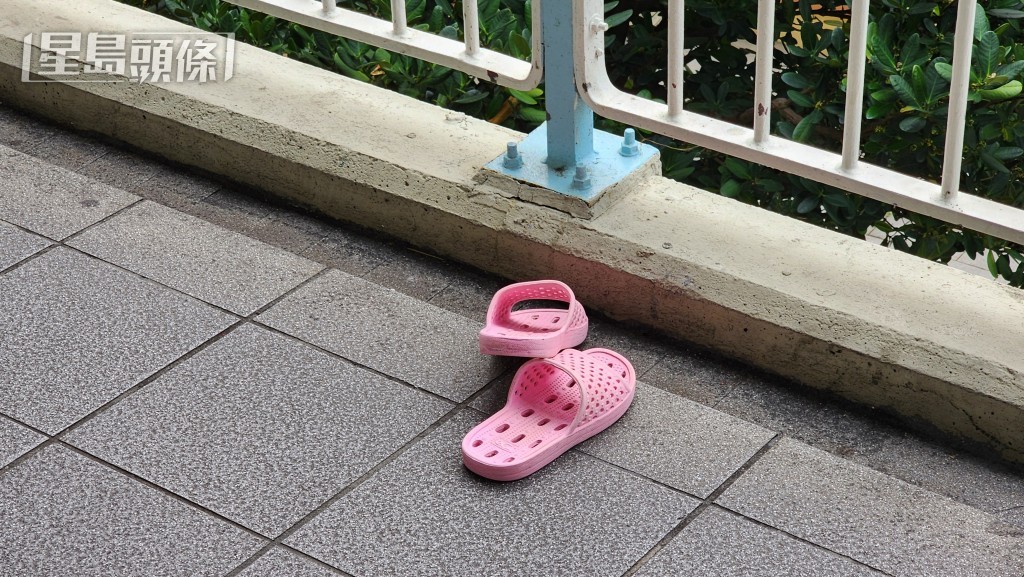 天桥遗下一对拖鞋。黎志伟摄