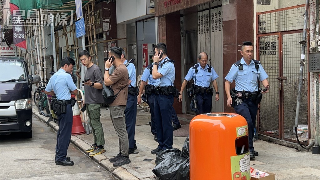 大批警員在場調查。