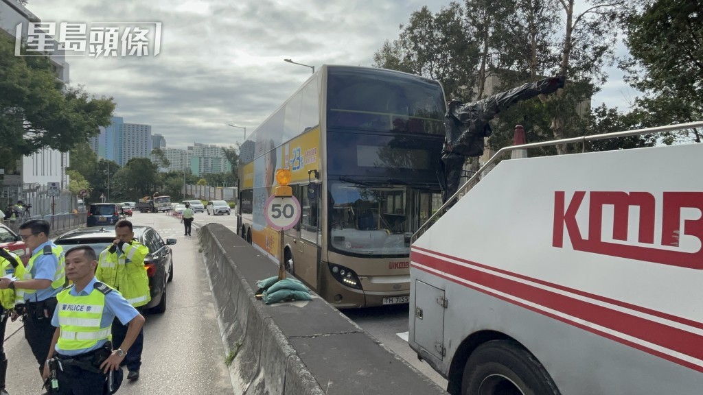 事後拖車將涉事巴士拖走。楊偉亨攝