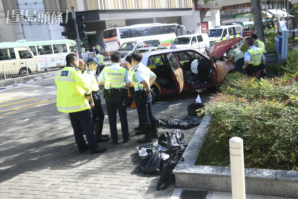 懷疑車輛機件殘骸被膠袋包起。 懷疑車輛機件殘骸被膠袋包起。