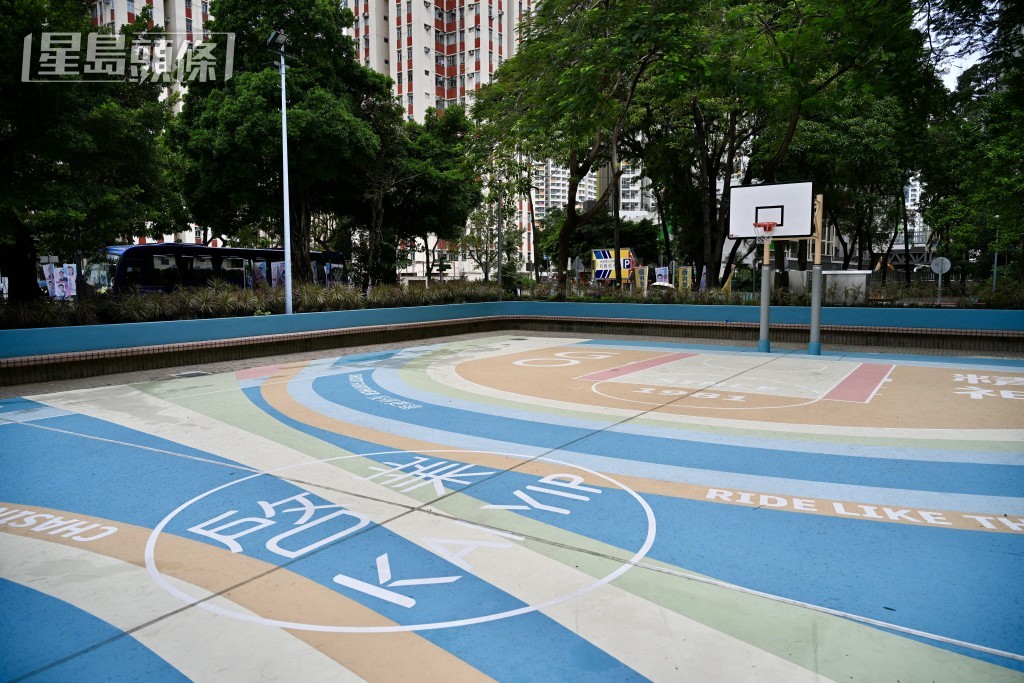 翻新後的籃球場。