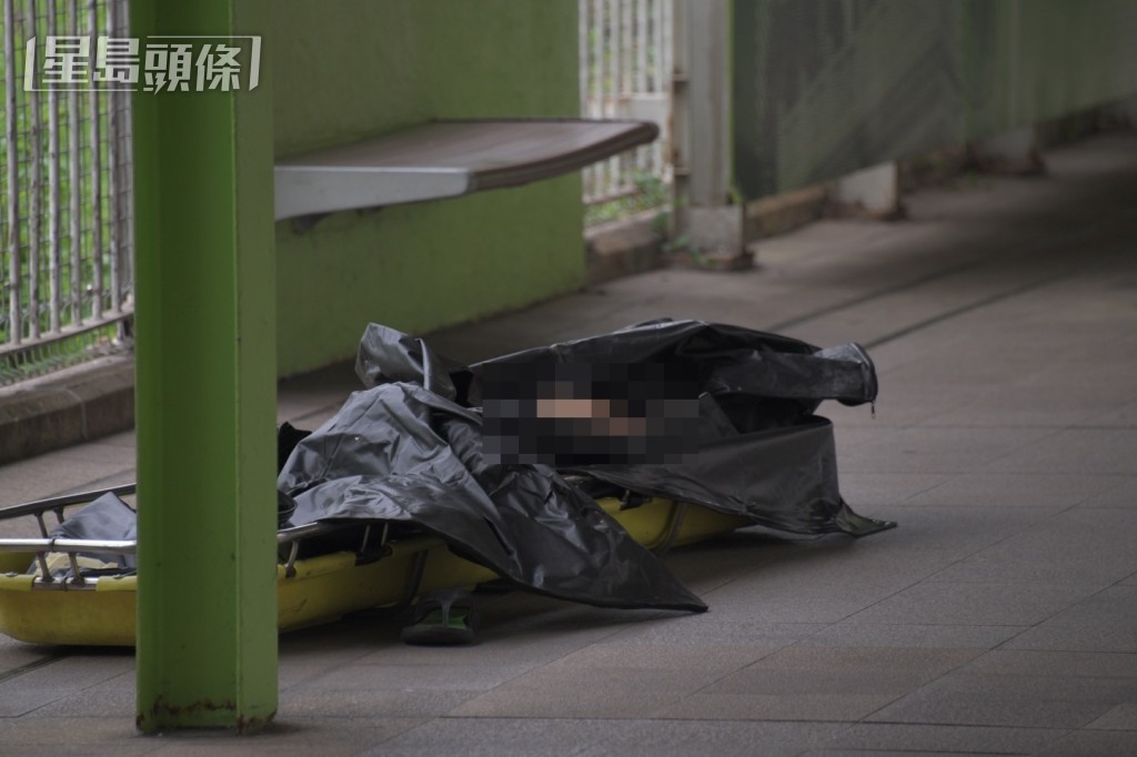 遺體其後被移送至月台上。楊偉亨攝 遺體其後被移送至月台上。楊偉亨攝
