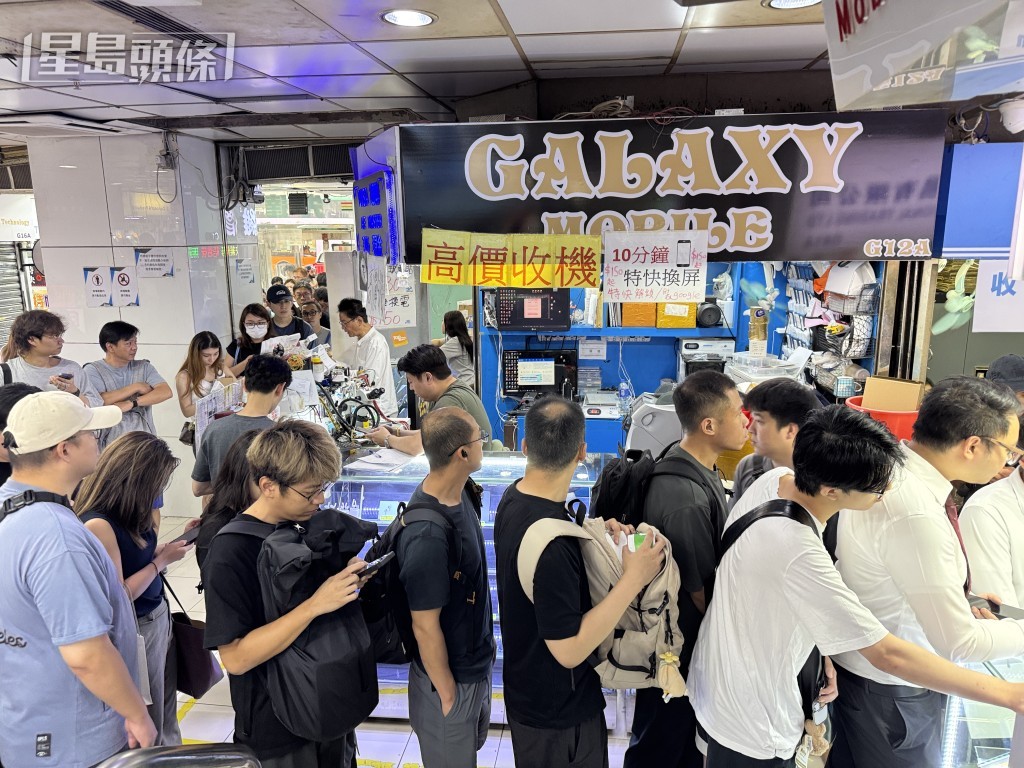 中午時分先達放機人士數量大增。陳俊豪攝 中午時分先達放機人士數量大增。陳俊豪攝