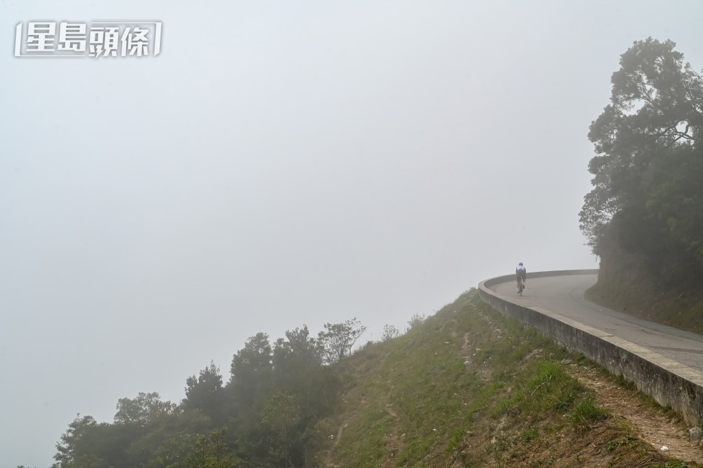 飛鵝山上朦朧一片景象。鍾健華攝