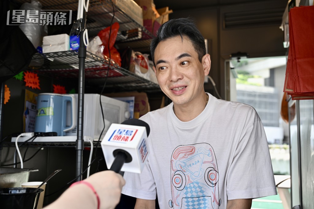 小食店店主林先生指,今個端午節生意額較平日上升約5倍。劉駿軒攝 小食店店主林先生指,今個端午節生意額較平日上升約5倍。劉駿軒攝