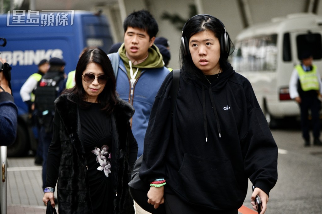 黎智英妻李韵琴（左）和子女。卢江球摄