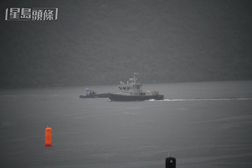 救援人員在海面搜索失蹤男子。 救援人員在海面搜索失蹤男子。