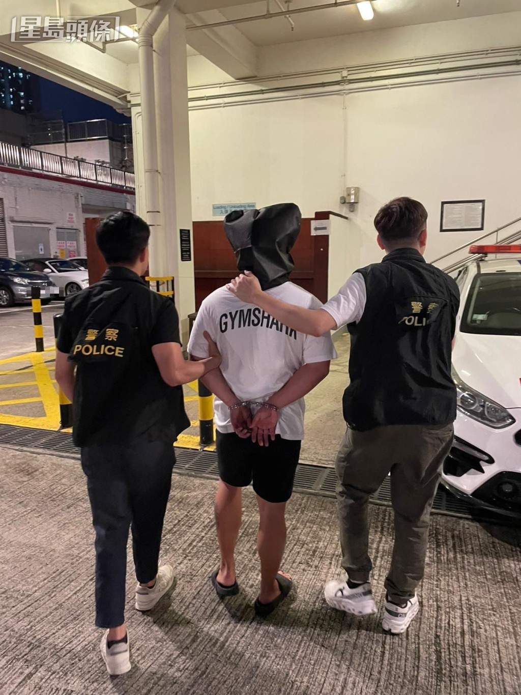 行動除了拘捕上述毆鬥案14名男子外,另再拘捕8男涉嫌藏毒及藏有武器。 行動除了拘捕上述毆鬥案14名男子外,另再拘捕8男涉嫌藏毒及藏有武器。