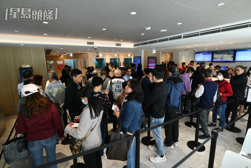 職員指大約排10分鐘市民就能順利進入站內投注。盧江球攝