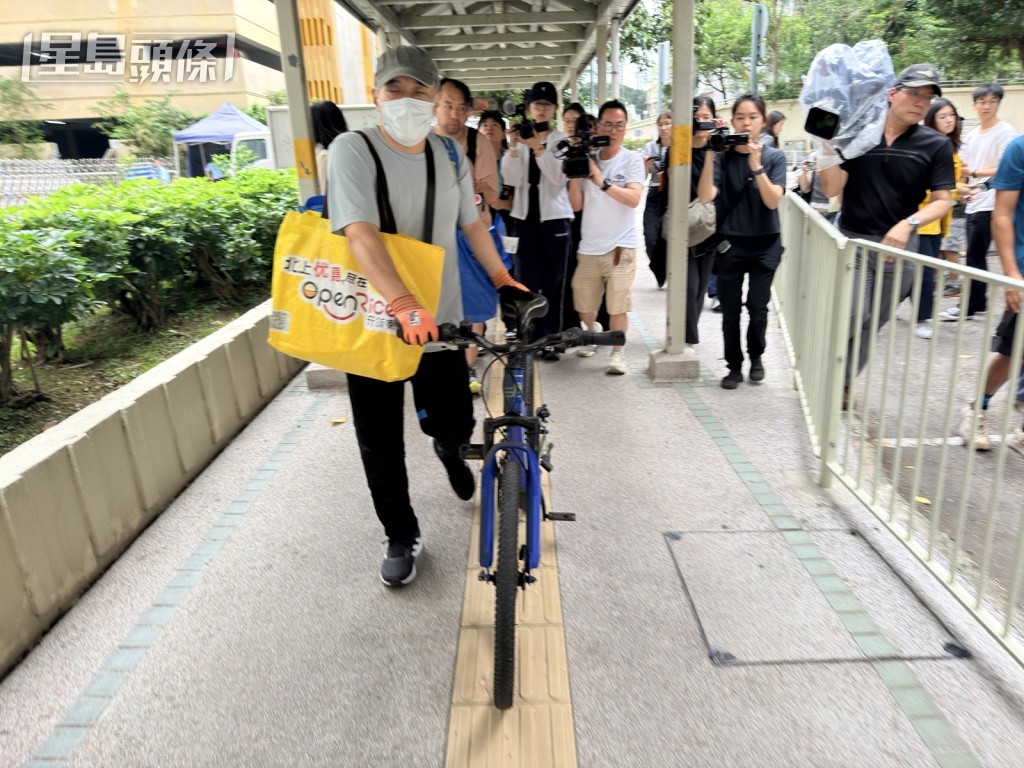 有宏仁阁居民取回单车。梁国峰摄