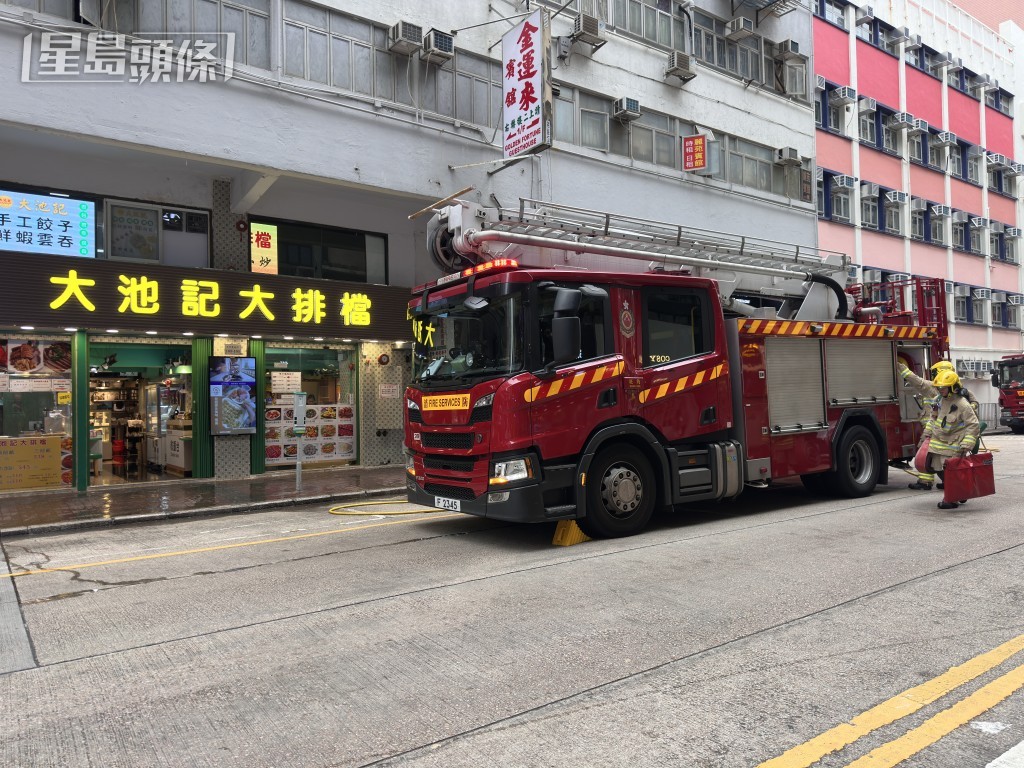 消防員到場救火。梁國峰攝