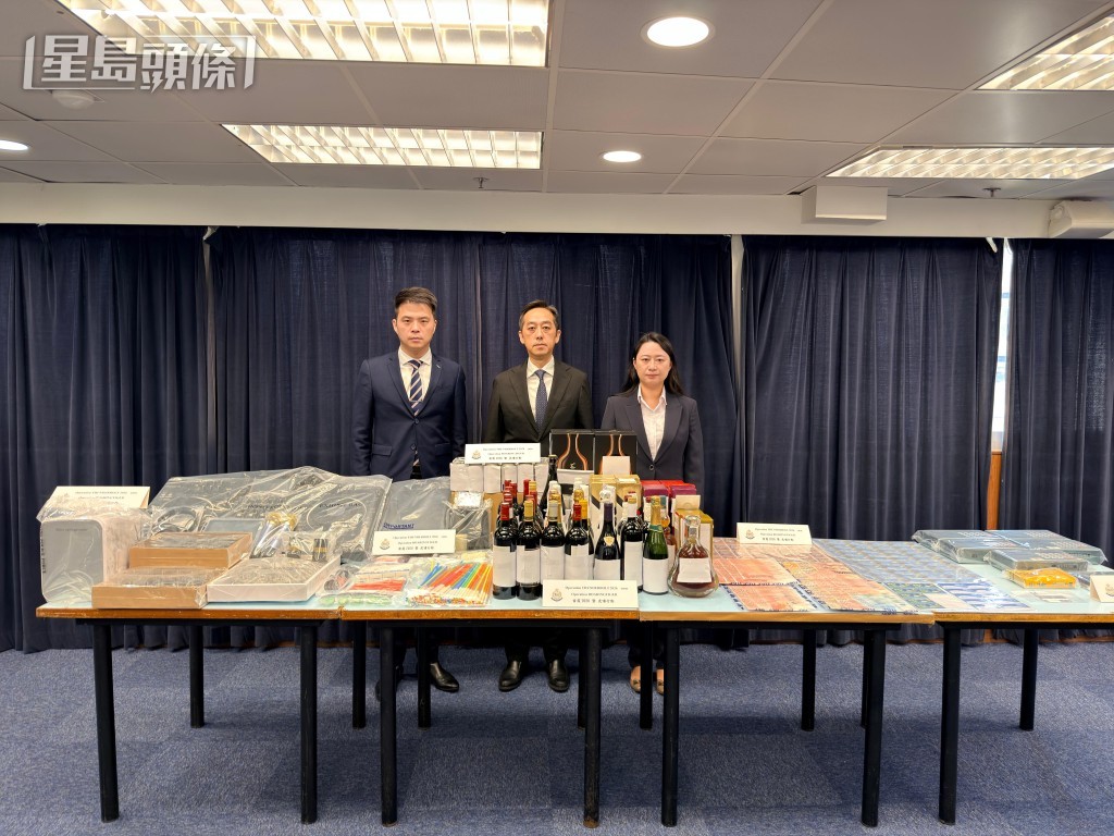 警方展示檢獲的大批證物。 警方展示檢獲的大批證物。