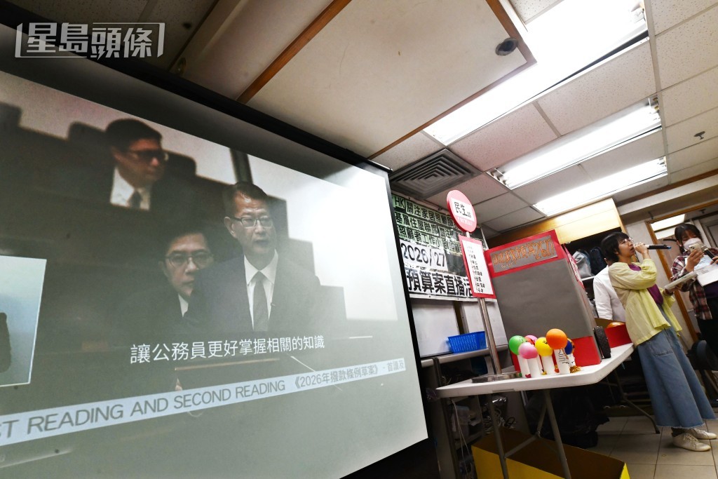 「基層願景」設「預算案巴士」及站牌，寓意所求不會「飛站」。