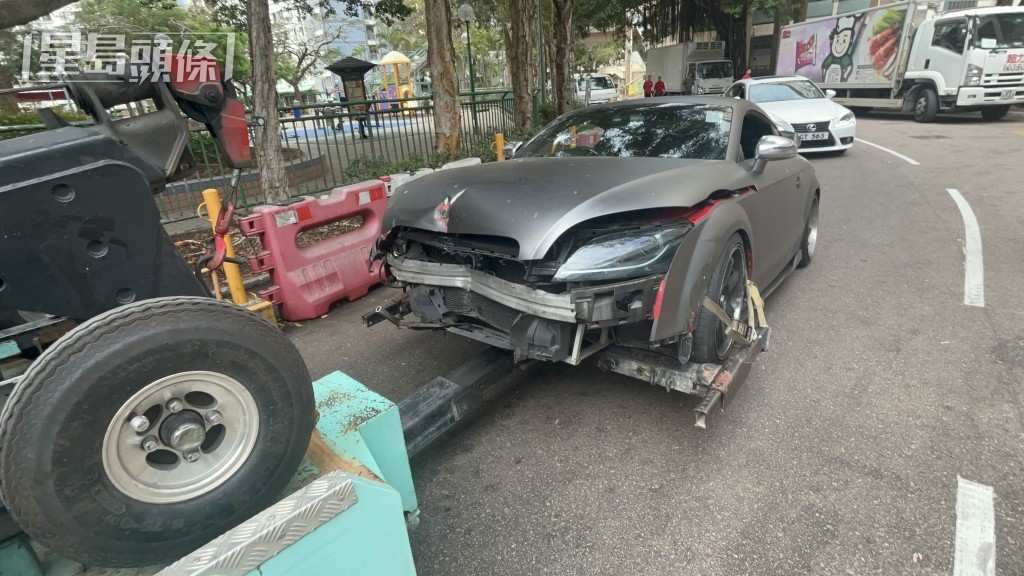 Audi 由拖車拖走。楊偉亨攝 Audi 由拖車拖走。楊偉亨攝