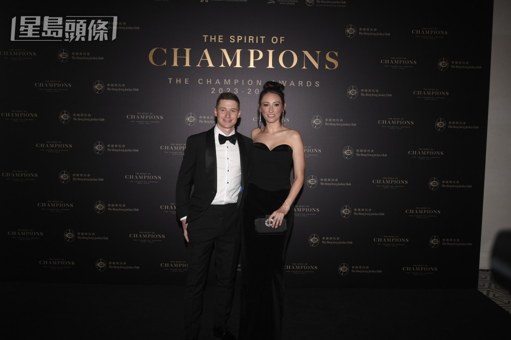  香港馬王「浪漫勇士」的好拍檔麥道朗與太太，日前出席馬會舉辦的冠軍人馬獎，見證這匹沈廄馬登上馬王寶座。