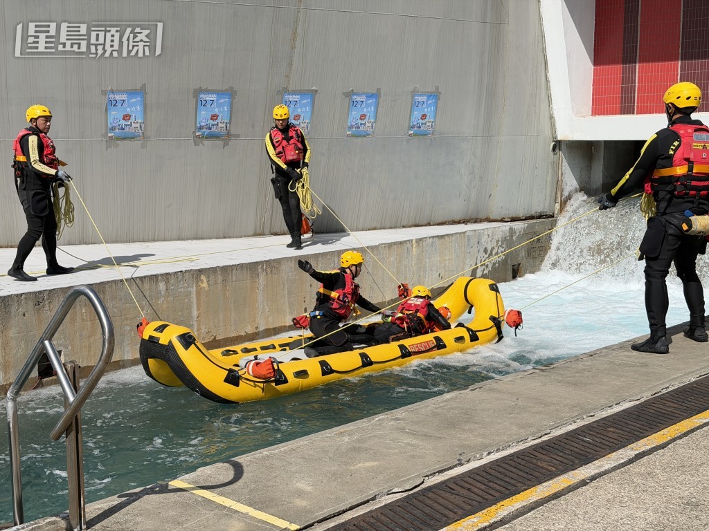 消防處進行水域救援示範。 消防處進行水域救援示範。