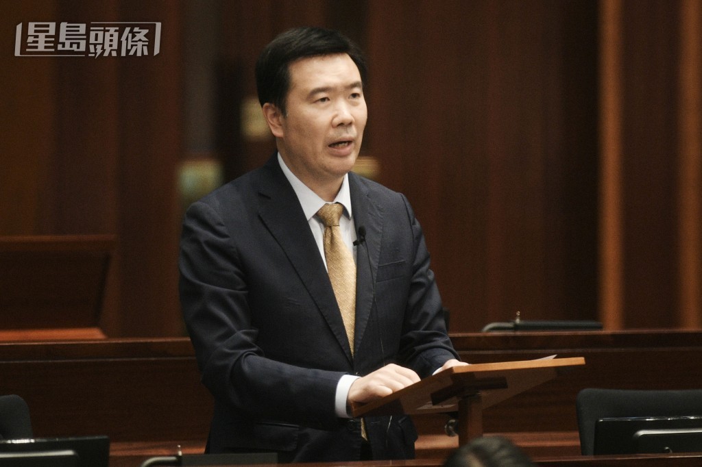 嚴剛提問政府會如何配合中央,以解決貿易問題創造條件。資料圖片 嚴剛提問政府會如何配合中央,以解決貿易問題創造條件。資料圖片