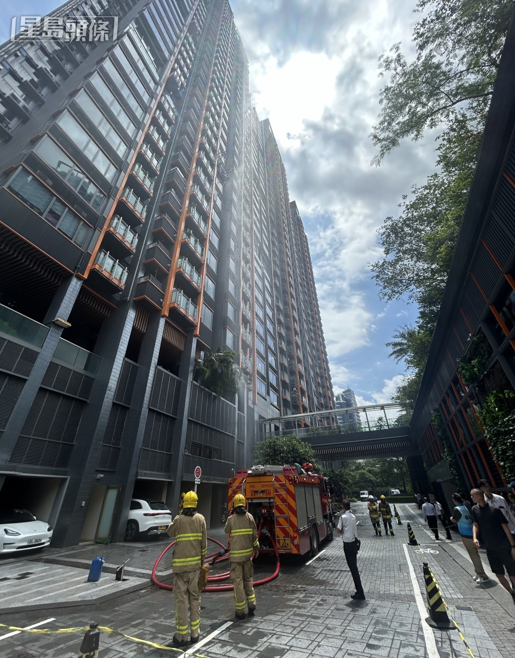 消防員出動一條喉及一隊煙帽隊灌救。 消防員出動一條喉及一隊煙帽隊灌救。
