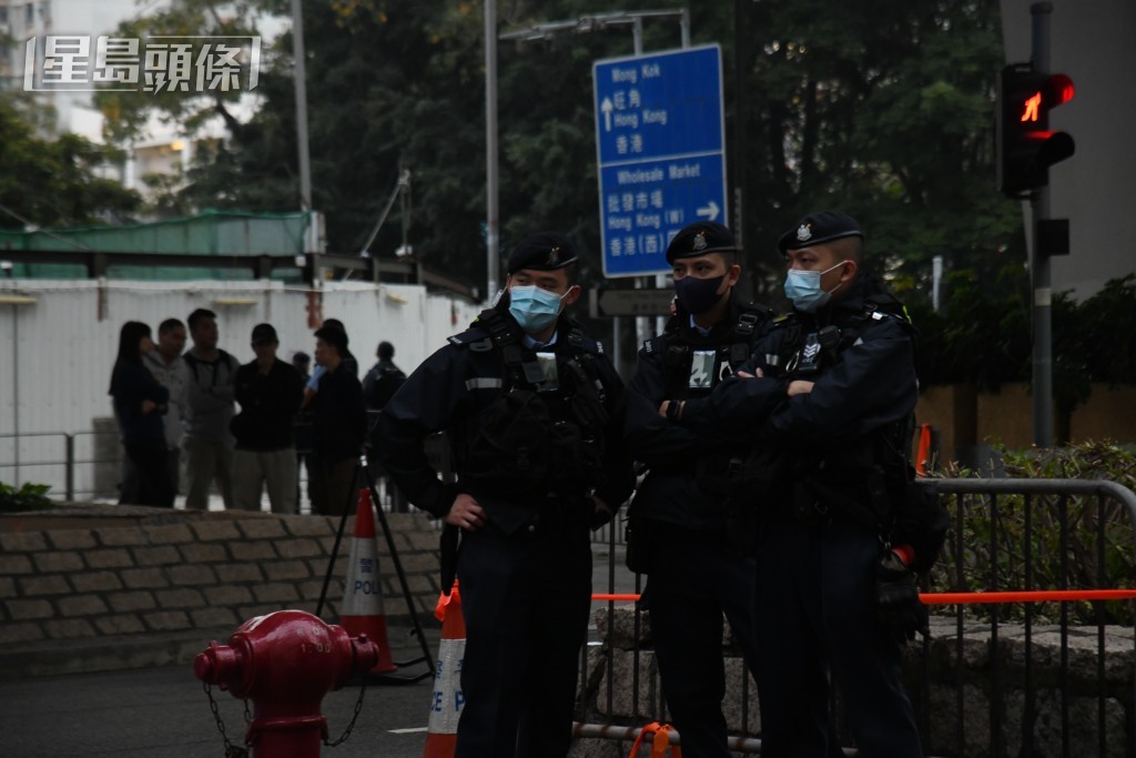 西九龙裁判法院外大批警力荷枪实弹戒备。陈浩元摄
