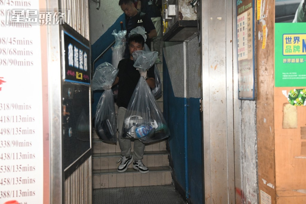 西九龍重案組探員檢走清潔濟等證物。 西九龍重案組探員檢走清潔濟等證物。