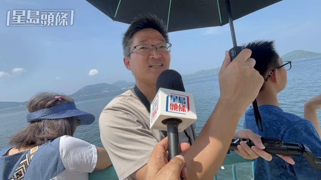 胡先生帶同兒子歡送山東艦航母編隊。 胡先生帶同兒子歡送山東艦航母編隊。