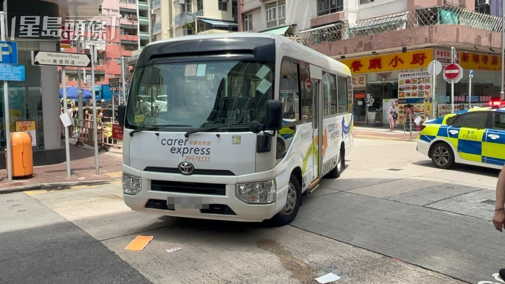 小巴撞倒過路老翁。楊偉亨攝 小巴撞倒過路老翁。楊偉亨攝
