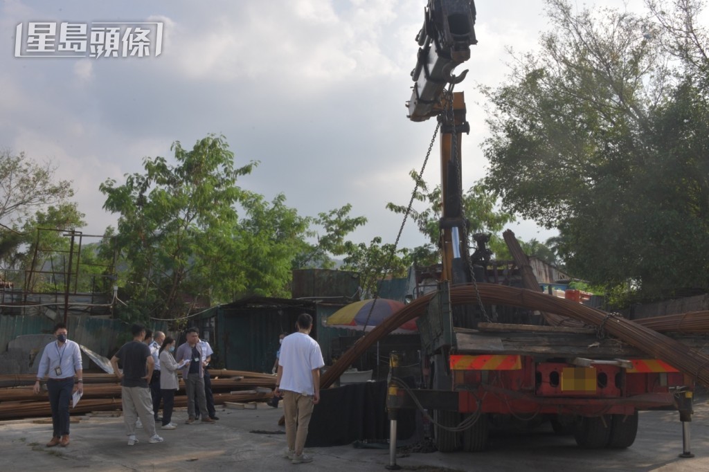 事發時起重機搬運鋼筋。楊偉亨攝