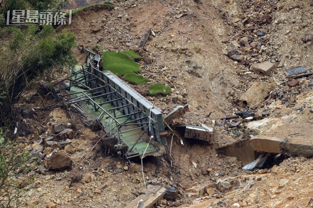 山泥上有疑似护土墙的石屎物件。资料图片
