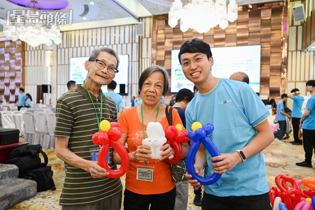 龔伯伯攜同太太一起參加活動，與義工Andrew合影。