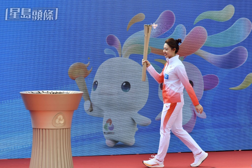 劍擊運動員佘繕妡負責最後一棒。盧江球攝 劍擊運動員佘繕妡負責最後一棒。盧江球攝