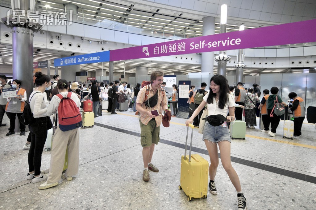 大批旅客到西九高铁站乘坐高铁返回内地。陈浩元摄