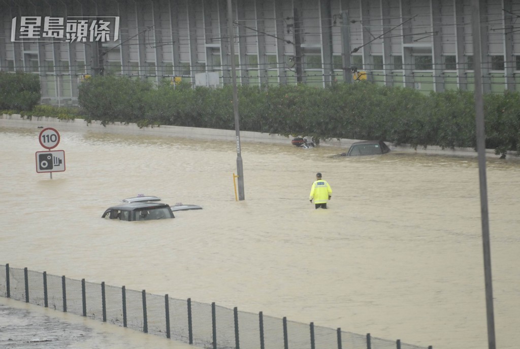 東涌北大嶼山公路嚴重水浸。資料圖片