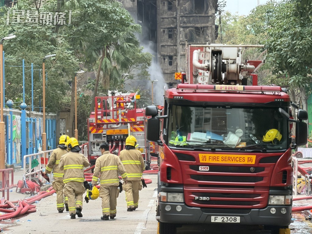 消防繼續在宏福苑火警現場善後。梁國峰攝