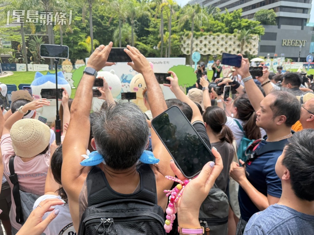 粉絲們紛舉行手機拍攝。曹露尹攝 粉絲們紛舉行手機拍攝。曹露尹攝